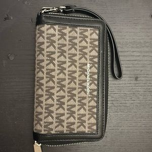 Cute black MICHAEL KORS. Wallet wristlet with zipper